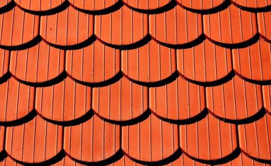 Jak dekarz z Wrocławia może pomóc w wyborze odpowiedniego pokrycia dachowego?