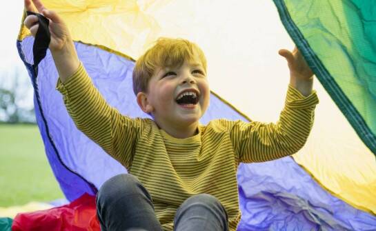 Rola czapki z daszkiem w ochronie głowy dziecka podczas zabaw na świeżym powietrzu