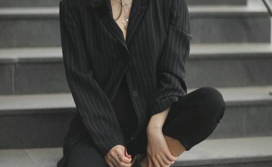 Dlaczego markowe marynarki damskie są kluczowym elementem power dressing?