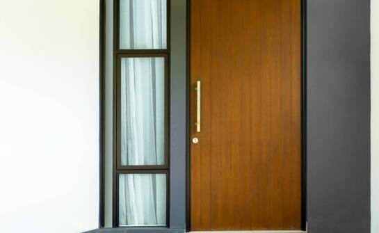 Drzwi zewnętrzne w kolorze czarnym – jakie akcesoria warto dodać?