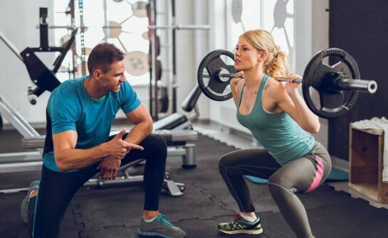 Jakie ćwiczenia na siłowni mogą pomóc obniżyć wiek metaboliczny?