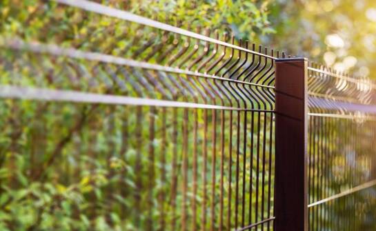 Jak właściwy dobór akcesoriów ogrodzeniowych wpływa na trwałość siatek leśnych?