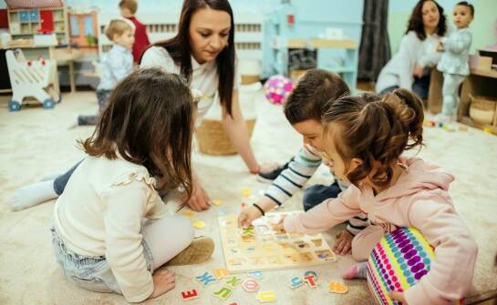 Jakie umiejętności rozwijają dzieci dzięki kartom pracy do czytania sylabami?