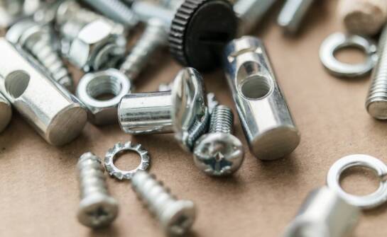 Rola nitonakrętek aluminiowych w przemyśle meblowym
