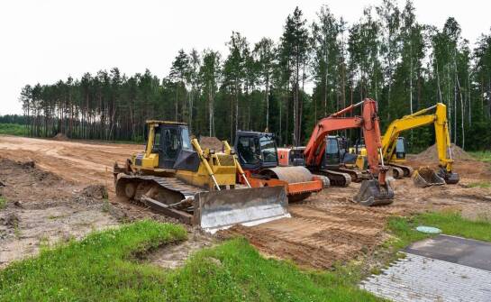 Prace ziemne w kontekście budowy dróg i placów składowych