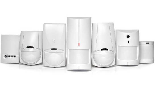 Jak projektant systemów alarmowych wybiera odpowiednie czujki i bariery?