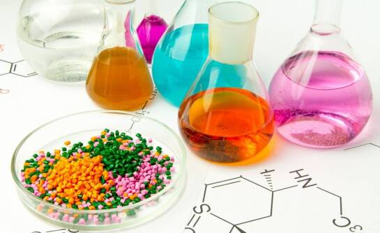 Jakie są kluczowe cechy naczyń do barwienia w laboratoriach?