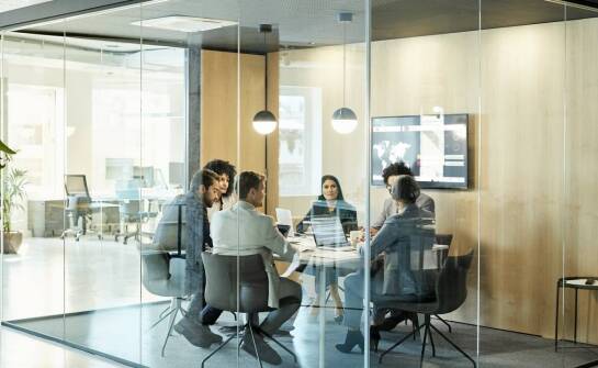 Jak kancelaria pomaga w analizie i opiniowaniu umów dla spółek prawa handlowego?