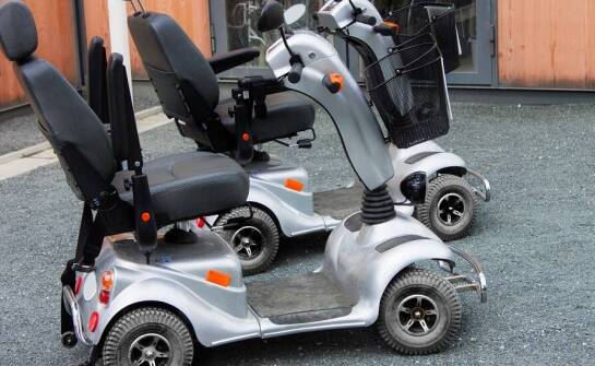 Bezpieczeństwo użytkowania elektrycznych wózków inwalidzkich – kluczowe aspekty