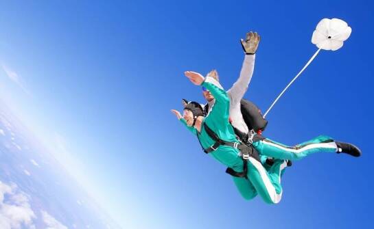 Co warto wiedzieć o skokach spadochronowych z perspektywy początkującego?