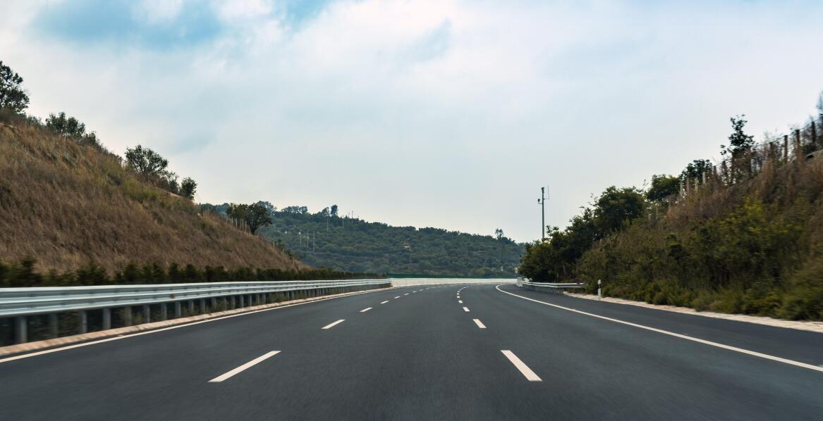 Jakie są główne cele edukacyjne kursów jazdy po autostradzie?