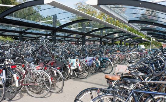 Jak wybrać wiatę na rowery, by pasowała do nowoczesnej architektury przestrzeni miejskiej?