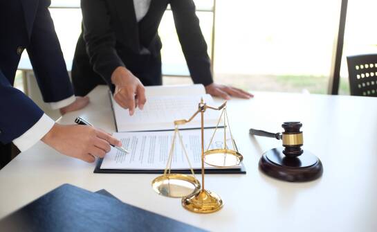 Jak adwokat w Olsztynie wspiera klientów na każdym etapie postępowania?