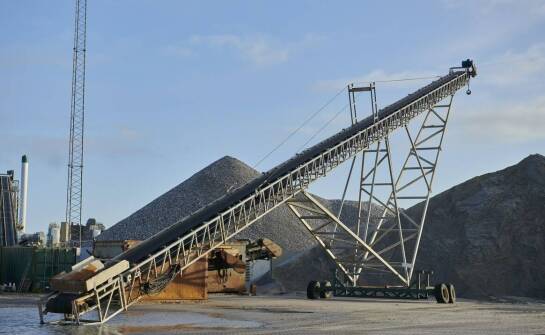 Jakie są wyzwania związane z progowaniem taśm w trudnych warunkach środowiskowych?