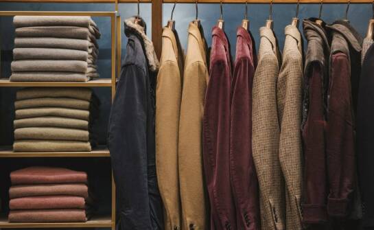 Haft komputerowy w projektach odzieżowych – jak dodać elegancji bluzom?