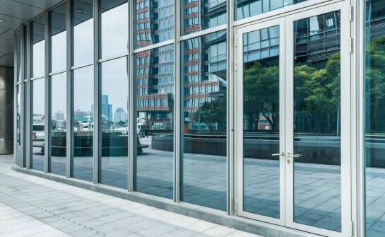 Siatka nierdzewna zgrzewana jako element dekoracyjny w architekturze nowoczesnej