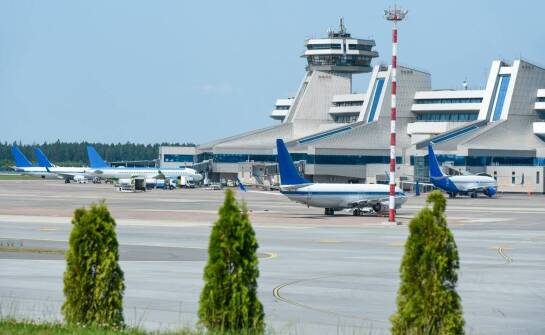 Zrozumienie różnic między lotniskami kontrolowanymi a niekontrolowanymi