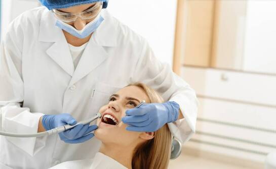 Jak stomatolog Kórnik koło Poznania dba o zdrowy i piękny uśmiech pacjentów?