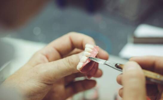 Jakie są zalety tymczasowych uzupełnień protetycznych przed finalnym zabiegiem?