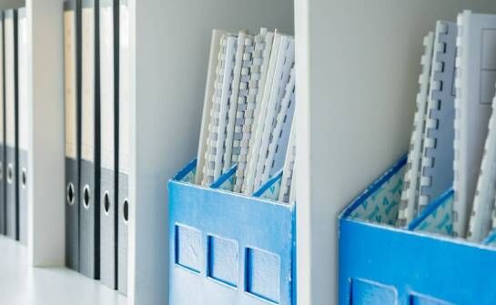 Porównanie różnych modeli regałów na segregatory – co warto rozważyć?