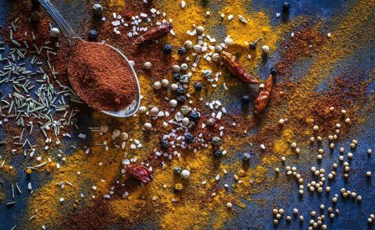 Korzeń kurkumy – jak wykorzystać jego właściwości przeciwzapalne?