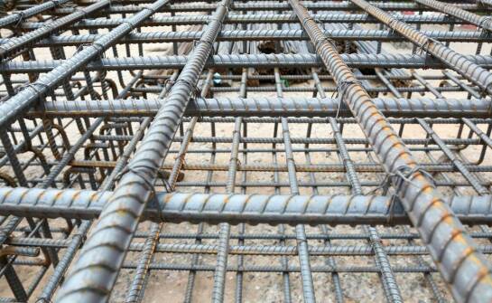 Jak siatka zgrzewana wpływa na wytrzymałość konstrukcji budowlanych