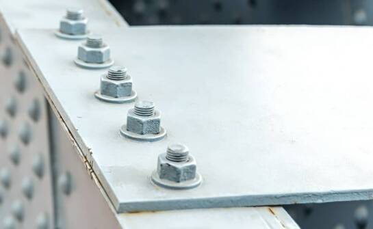 Jakie są zastosowania śrub cynkowanych ogniowo w różnych sektorach?