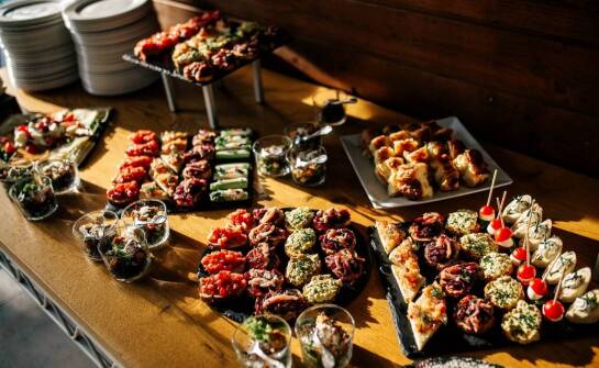 Jakie przystawki sprawdzą się najlepiej na imprezie w Warszawie?