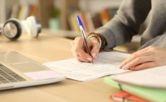 Kurs prawo jazdy: jakie strategie mogą pomóc w opanowaniu pytań egzaminacyjnych?