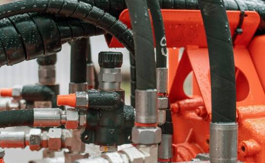 Jak zbiornik oleju hydraulicznego wpływa na żywotność pomp zębatych?