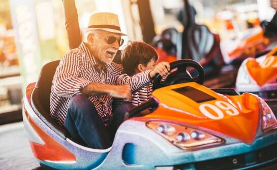Elementy wyposażenia, które zwiększają atrakcyjność parku rozrywki