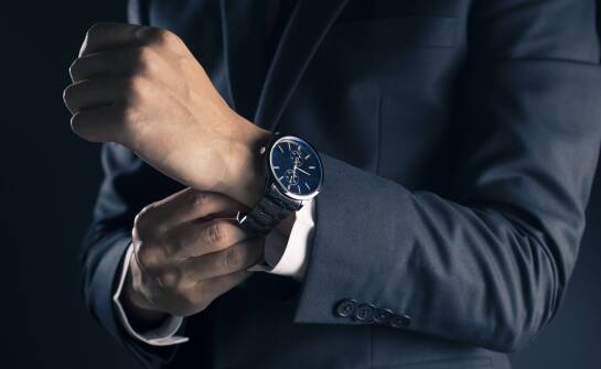 Który styl zegarka męskiego pasuje do garnituru, a który do casualu?