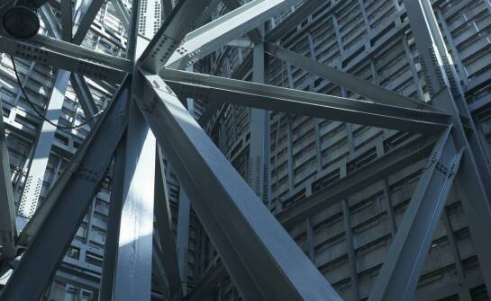 Jakie czynniki wpływają na wybór technologii rozparcia stalowego?