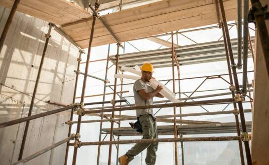 Welche Herausforderungen können beim Fassadenbau in großer Höhe auftreten?