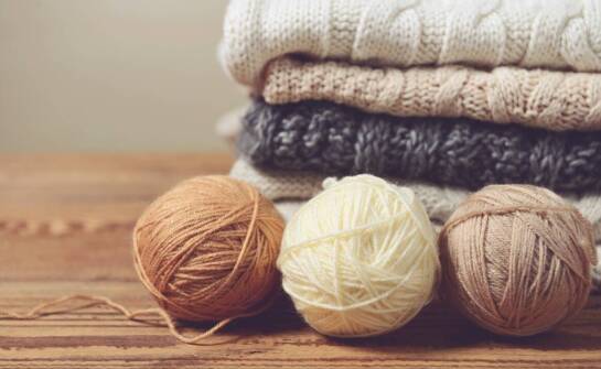 Przewodnik po rodzajach włóczek – jak wybrać idealny materiał na sweter?