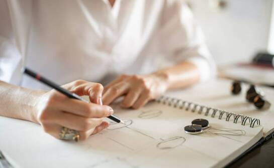 Szklane breloczki z grawerem – elegancki dodatek do kluczy