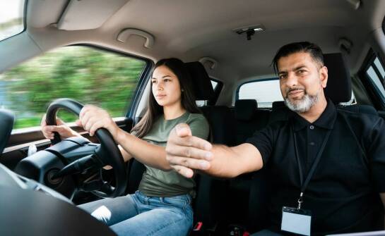 Dlaczego warto wybrać kurs prawa jazdy z możliwością odbycia badań lekarskich na miejscu?