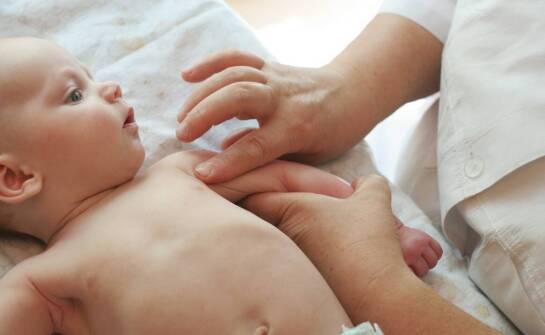 Wpływ fizjoterapii na leczenie kolki i zaparć u niemowląt
