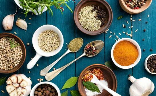 Rola naturalnych przypraw w produkcji ekologicznych wyrobów wędliniarskich