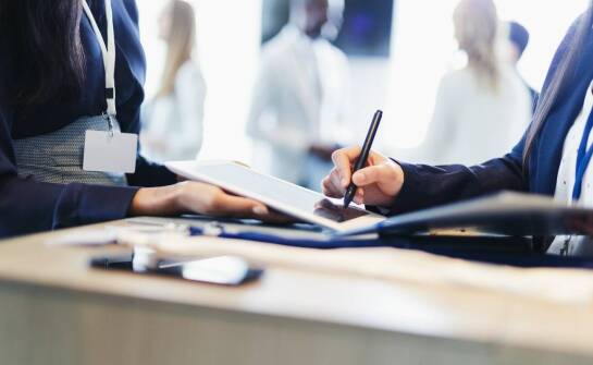 Hostessy kielce – jak ich obecność wpływa na sukces targów?