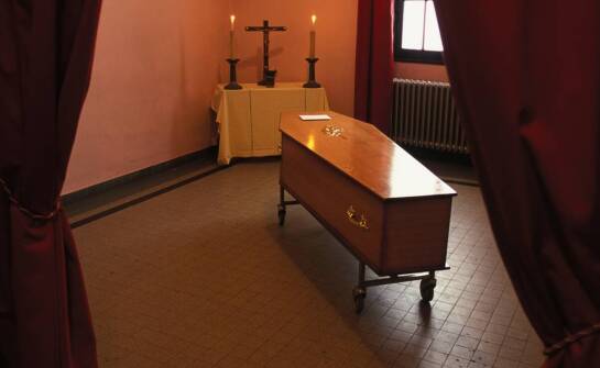 Koszty związane z transportem zmarłych – co warto wiedzieć?