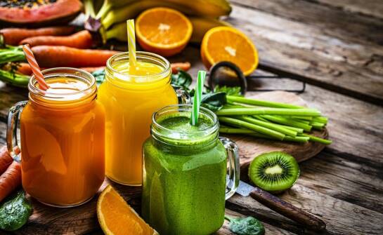 Świeżo wyciskane soki jako element zdrowego stylu życia w gastronomii