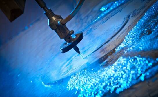 Wpływ norm ISO na jakość usług cięcia waterjet