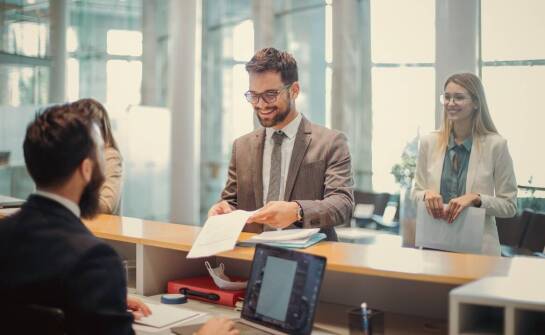 Jak kantor kostrzyn obsługuje transakcje międzynarodowe?
