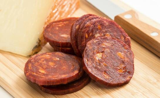 Jak drewno bukowe wpływa na proces wędzenia salami?