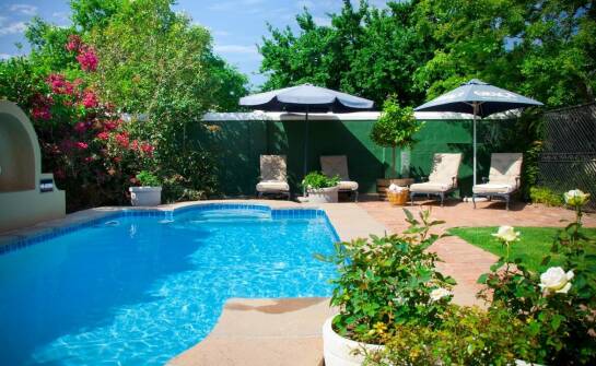 Wie beeinflusst die Personalisierung der Poolfarben die Ästhetik des Gartens?