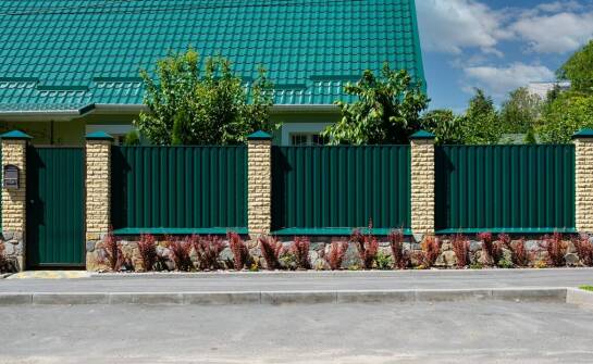 Welche Funktionen erfüllen moderne Zäune aus Polen im Kontext des Schutzes von Grundstücken?