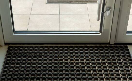 How to choose non-slip entrance mats for specific weather conditions?