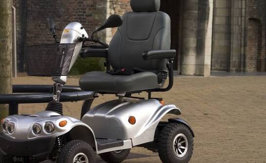 Wpływ sezonowych warunków na potrzebę wymiany części w wózkach inwalidzkich elektrycznych