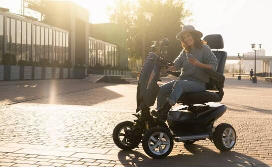 Nowoczesne akcesoria do wózków inwalidzkich elektrycznych: innowacje poprawiające mobilność